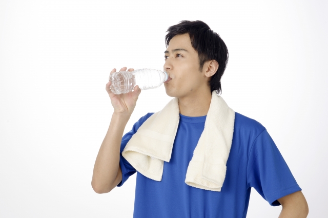 運動後に水を飲んている人
